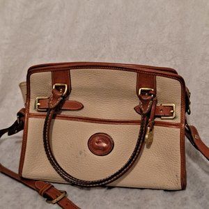 A Dooney &Bourke shoulder bag with Handles